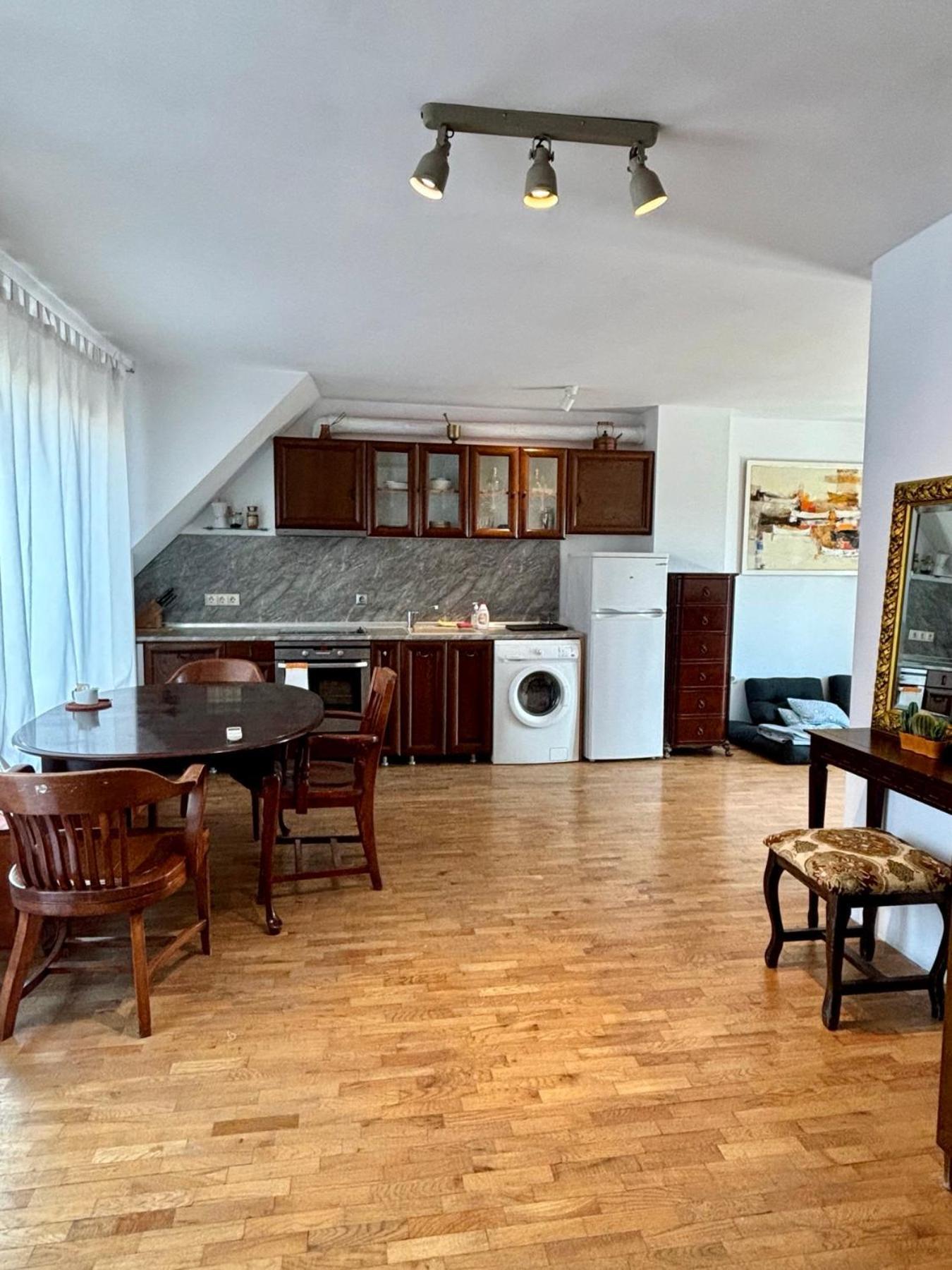 Apartment Urban Retreat - до община *